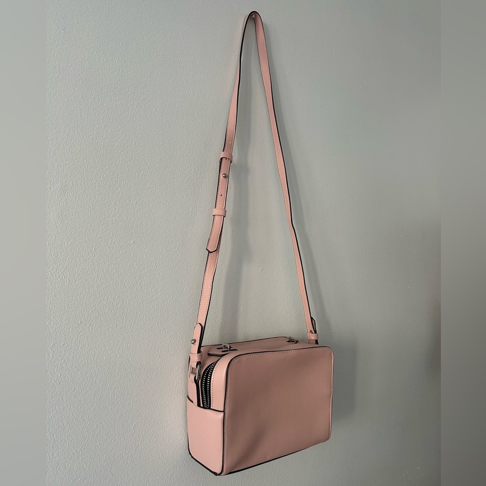 Forever 21 🌸💐Elegant Pink Crossbody Bag